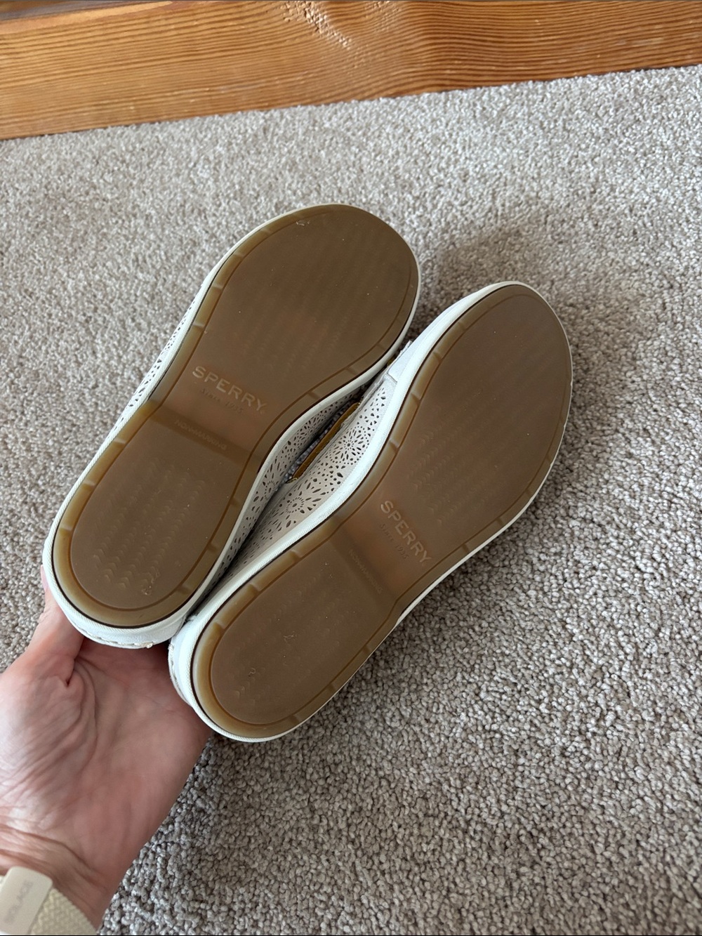 Sperry Women’s Size 7.5 Cream Perforated Leather Boat Shoes with Gold Accents - Picture 6 of 7